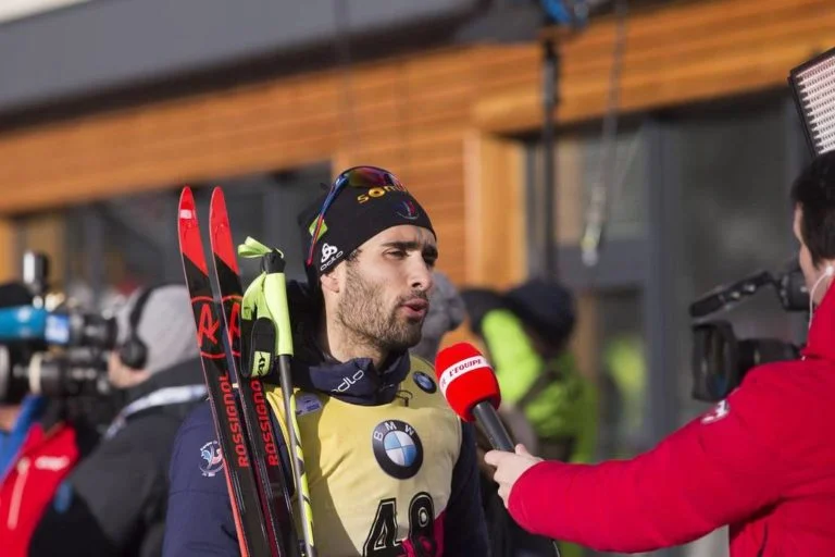Martin Fourcade au micro de La Chaîne L’Équipe.