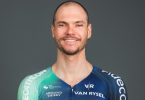 Le biathlète Émilien Jacquelin avec le maillot de l'équipe de cyclisme Decathlon CMA CGM en mars 2026