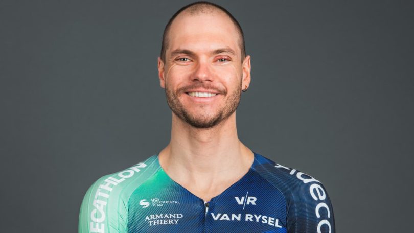 Le biathlète Émilien Jacquelin avec le maillot de l'équipe de cyclisme Decathlon CMA CGM en mars 2026