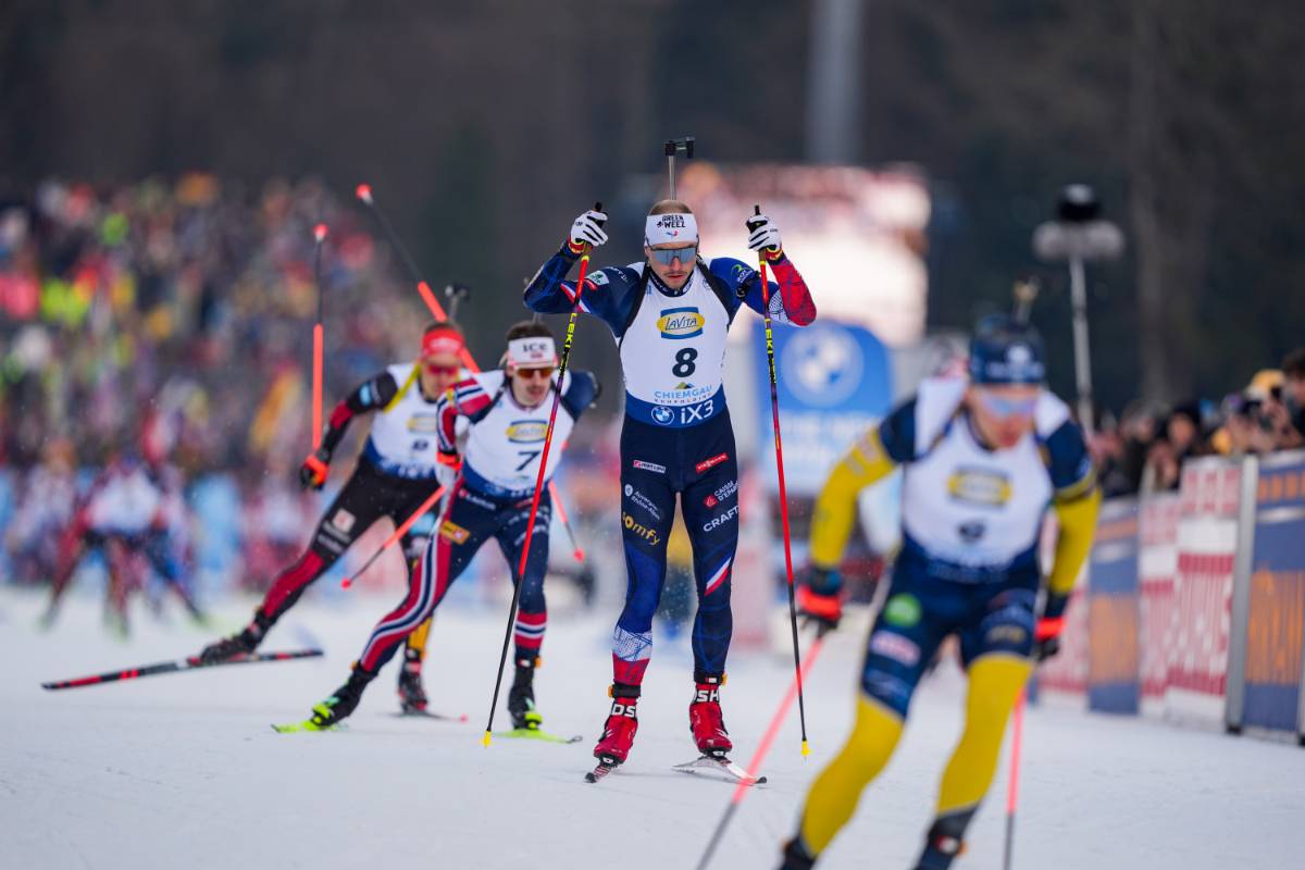 Un biathlète sur la poursuite