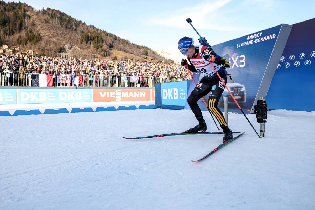 Une biathlète sur le sprint
