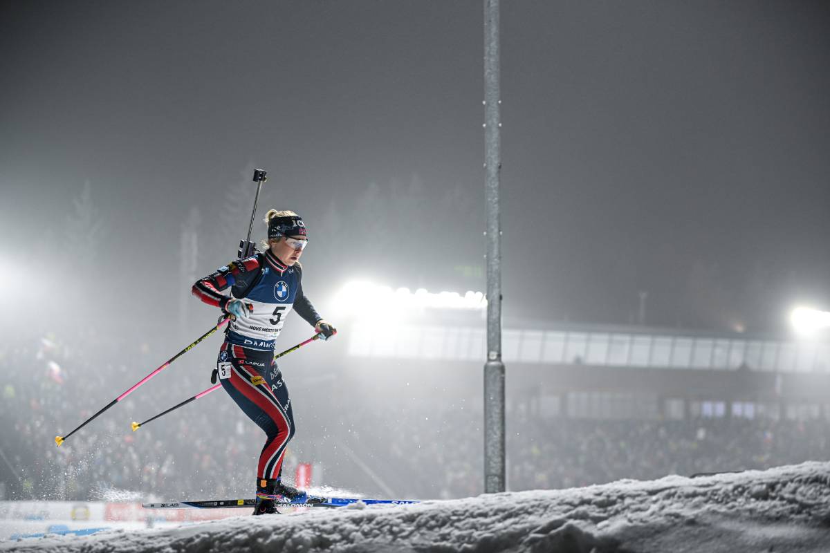 Une biathlète sur l'individuel court